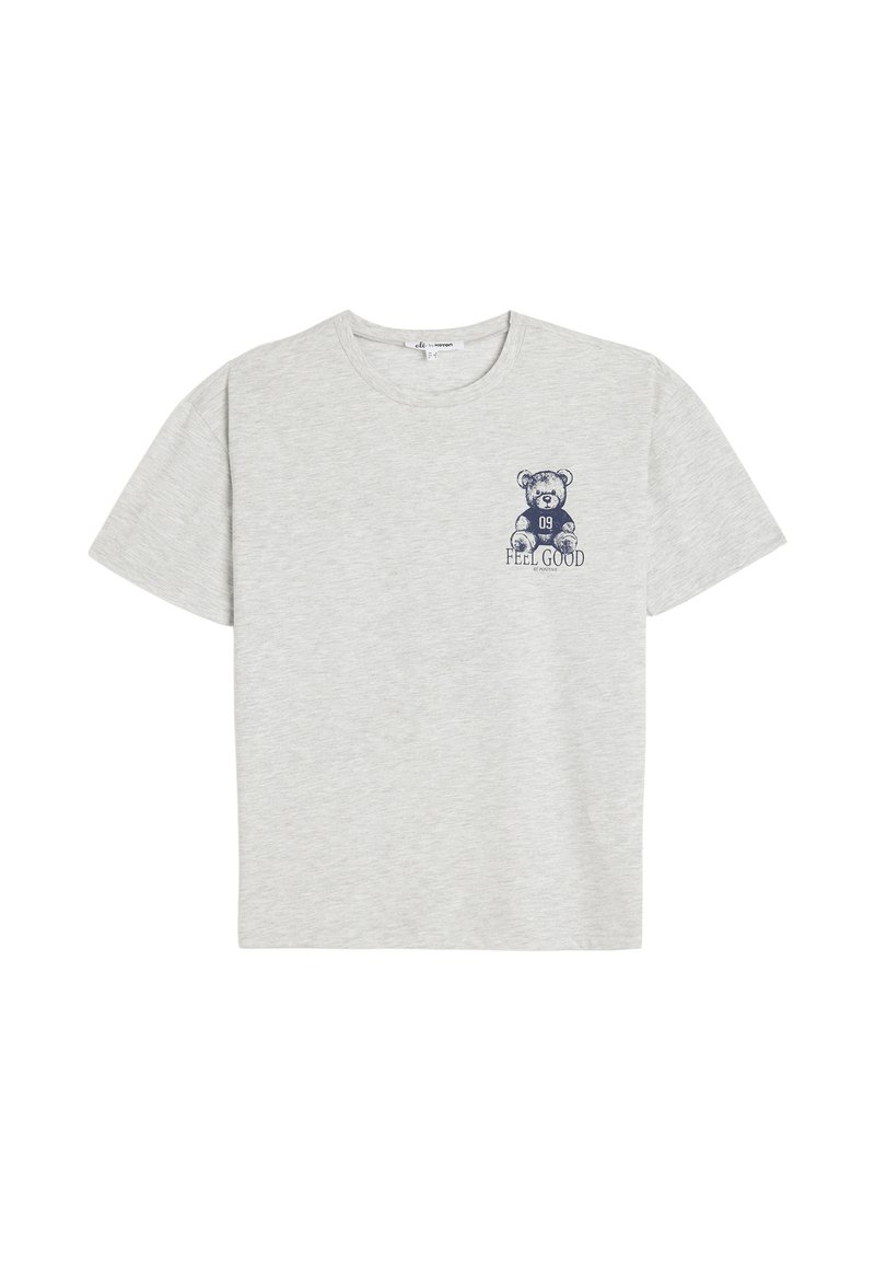 Camiseta de algodón gris claro con un gráfico de un oso en azul marino y el texto "09" y "FEEL GOOD" en el lado izquierdo del pecho. Diseño de mangas cortas y cuello redondo.