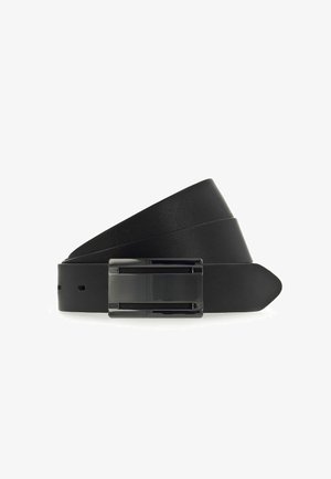 Schwarzer Leder Gürtel mit einer eleganten rechteckigen schwarzen Metall Schnalle. Glatte Textur und ein klassisches Design, das mehrere Einstelllöcher aufweist.