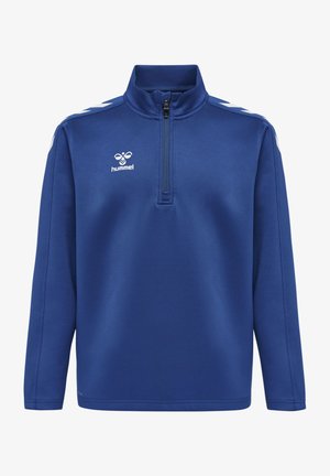 Blå halvlukket pullover lavet af blødt materiale, med en høj krave og hvide skulderstriber. Hummel-logo i hvidt på brystet.