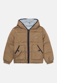 Veste rembourrée marron avec fermeture éclair devant, capuche amovible et accents navy. Elle possède deux poches avant et une texture à motifs.
