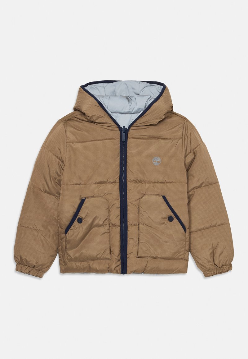 Veste rembourrée marron avec fermeture éclair devant, capuche amovible et accents navy. Elle possède deux poches avant et une texture à motifs.
