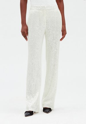 Pantalons blancs à sequins scintillants avec une coupe droite et une taille élastique, présentant une texture verticale et une finition lisse.