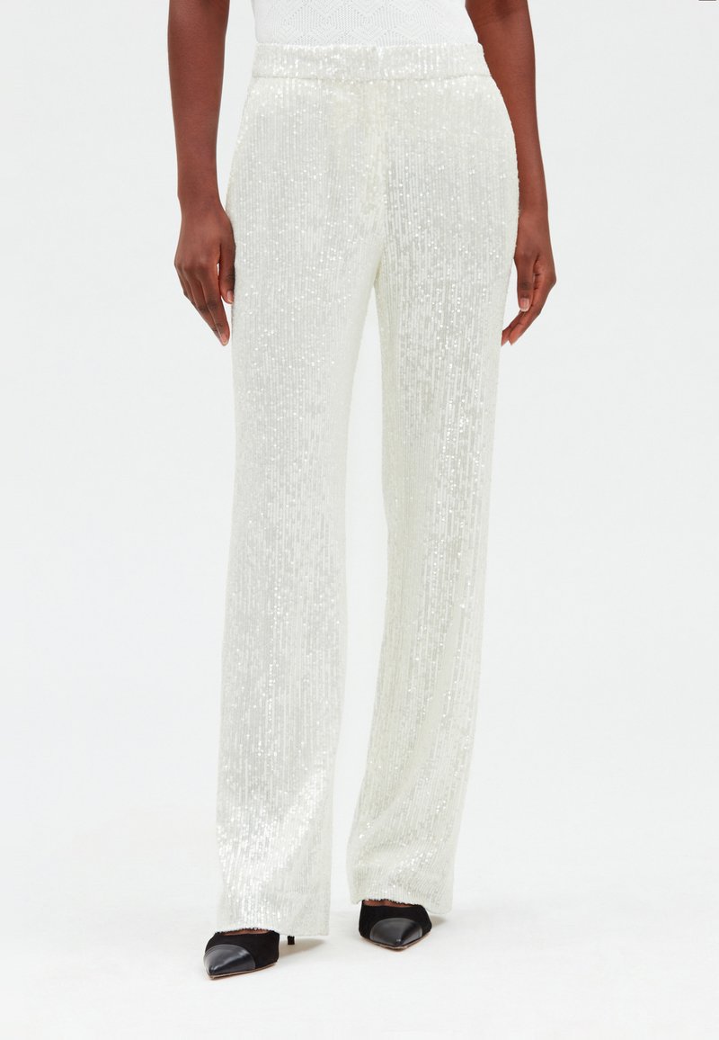 Pantaloni bianchi con paillettes brillanti, dal design a gamba dritta e cintura elastica, che presentano una texture verticale e una finitura liscia.