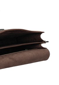 Portafoglio a busta in suede marrone con una texture liscia, due scomparti e una cerniera con accenti in argento per la chiusura.