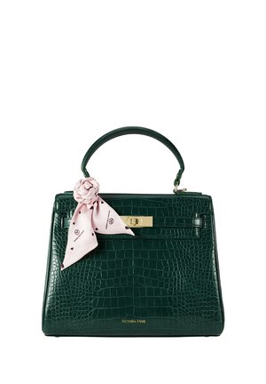 Grüne, krokodilgeprägte Handtasche mit strukturierter Form, ausgestattet mit einem goldfarbigen Verschluss und einem hellrosa gemusterten Schal, der am Griff gebunden ist.