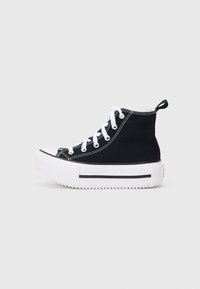 Fekete vászon magas szárú sneaker, fehér díszítéssel, gumitalppal, kontrasztos varrással és hátul húzófüllel.