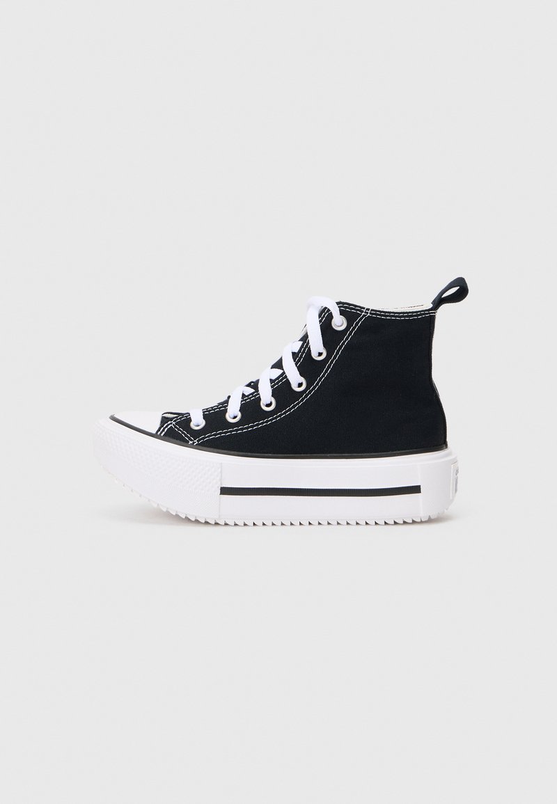 Fekete vászon magas szárú sneaker, fehér díszítéssel, gumitalppal, kontrasztos varrással és hátul húzófüllel.