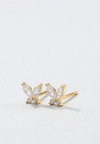 Boucles d'oreilles en forme de papillon en or ornées de strass taillés marquise et ronds transparents. Texture lisse et brillante avec des détails en métal.