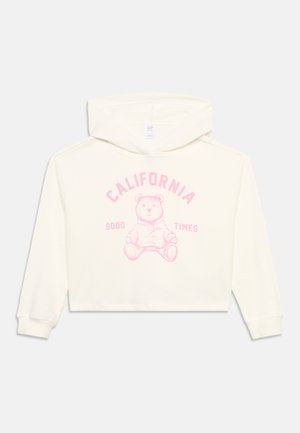 Roomkleurige cropped hoodie met roze teddybeerafbeelding en tekst "California Good Times" aan de voorkant.