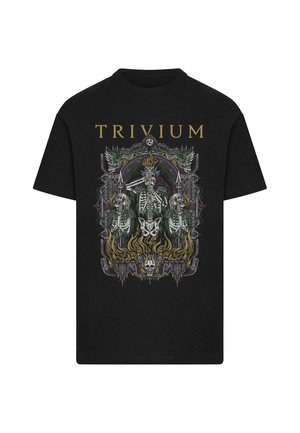 Fekete póló, rajta a "TRIVIUM" felirattal egy színes grafikával, amelyen egy kardot tartó koponya látható, két csontvázlény társaságában, alatta lángokkal.