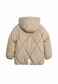 Beige péřová bunda s diamantovou prošívanou vzorem, kapucí, žebrovanými manžetami a reflexním bílým akcentem na zádech. Měkká, polstrovaná textura.