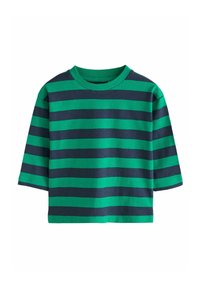 Kurzarmshirt mit Rundhalsausschnitt und breiten horizontalen grünen und dunkelblauen Streifen, auf weißem Hintergrund flach ausgelegt.