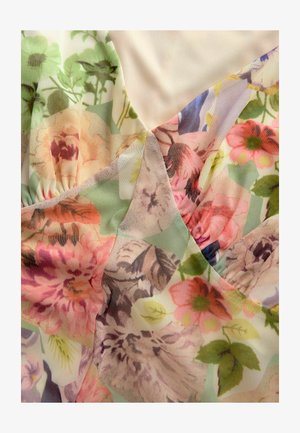 Blumenstoff mit einer Mischung aus sanften Pastellfarben, darunter Rosa, Grün und Lila, mit verschiedenen Blumenmustern und einer fließenden Textur.