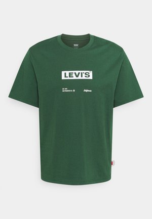 Ciemnozielona koszulka Levi's z białym logo i małym nadrukiem z napisem "EST. 1873 San Francisco CA" oraz "California" na środku z przodu.