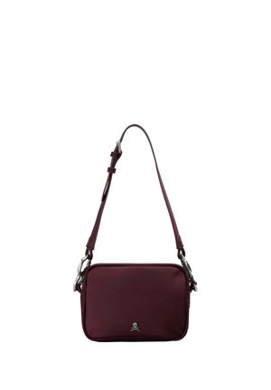 Pequeño bolso de hombro rectangular de color burdeos oscuro con correa ajustable y un pequeño emblema de calavera y huesos cruzados en la parte delantera.