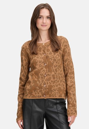 MIT RUNDHALSAUSSCHNITT - Strickjacke - camel braun