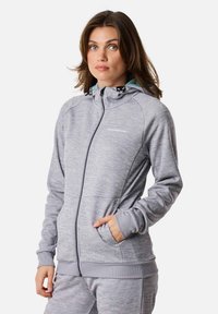 Felpa con zip grigio chiaro in tessuto textured, con foderatura contrastante del cappuccio e due tasche laterali; presenta un logo sul petto e polsini a costine.