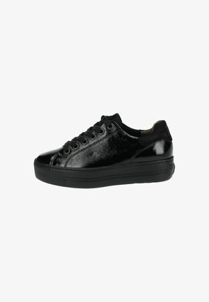 Schwarze Ledersneaker mit strukturierter Oberfläche, runder Zehe, Schnürsenkeln und einer dicken schwarzen Sohle. Glänzende Akzente an den Seiten betonen das Design.