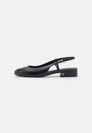 Sort læder lavhælet slingback-sko med rundet snude og lille guldlogo på hælen.