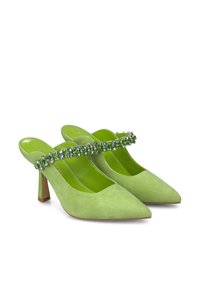 Escarpins en suède vert avec un bout pointu, un talon bloc de hauteur moyenne et une bride ornée de cristaux sur le coup de pied.