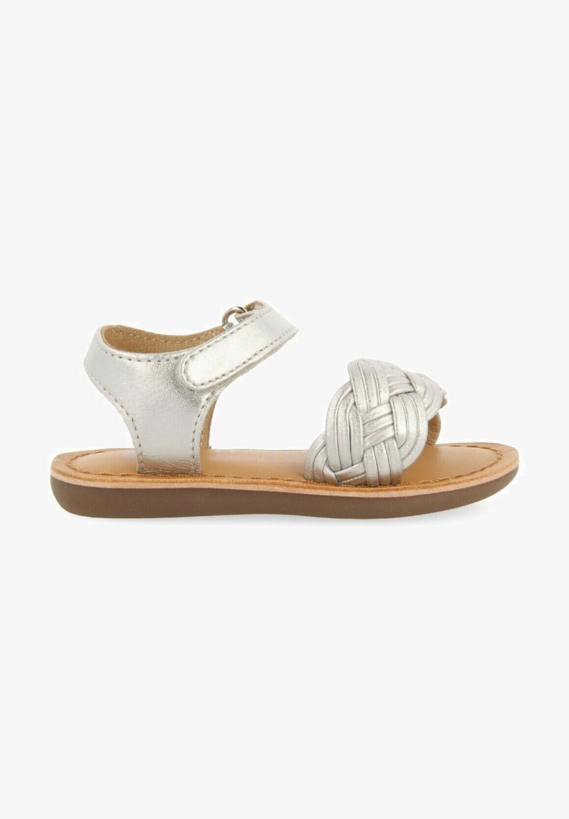 Sandali metallici argento con dettaglio anteriore intrecciato, cinturino regolabile con fibbia, suola piatta marrone e rivestimento interno imbottito per il comfort.