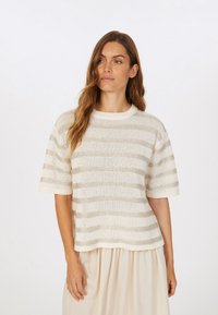 Cremefarbener Pullover mit kurzen Ärmeln, der horizontale metallische Streifen aufweist, einen runden Halsausschnitt hat und in einem lässigen Schnitt gestaltet ist. Weiche Textur mit leichter Haptik.