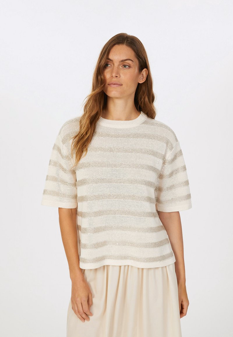 Cremefarbener Pullover mit kurzen Ärmeln, der horizontale metallische Streifen aufweist, einen runden Halsausschnitt hat und in einem lässigen Schnitt gestaltet ist. Weiche Textur mit leichter Haptik.