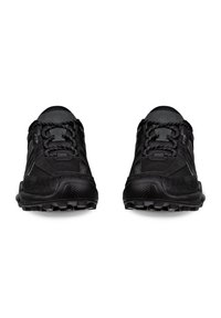 Schwarze Sportchuhe mit Mesh- und Wildlederpaneelen, strukturiertem Gummiaußenmaterial, abgerundeter Zehenpartie, flachen Schnürsenkeln und einem eleganten Design.