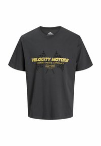 Sort bomulds t-shirt med et gult og sort grafisk print med ternede flag og "VELOCITY MOTORS SONIC PACE CIRCUIT." Korte ærmer.
