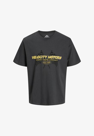 Mustapaitainen puuvillapaita, jossa on keltainen ja musta graafinen printti, jossa on ruutulippuja ja teksti "VELOCITY MOTORS SONIC PACE CIRCUIT." Lyhyet hihat.