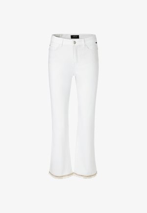 Weiße, aus Denim gefertigte, ausgestellte Jeans mit einem fransigen Saum und einer dekorativen Verzierung. Klassisches Fünf-Taschen-Design mit Reißverschluss und Knopfverschluss.