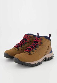 Brązowe buty trekkingowe z czerwonymi sznurówkami, wyściełanym granatowym kołnierzem i szarymi akcentami. Teksturowana gumowa podeszwa z wzorem zapewniającym przyczepność.