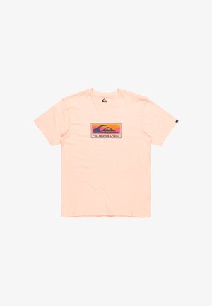 Brzoskwiniowa bawełniana koszulka z krótkim rękawem z kolorowym wzorem na środku, przedstawiającym fale oraz logo "Quiksilver".