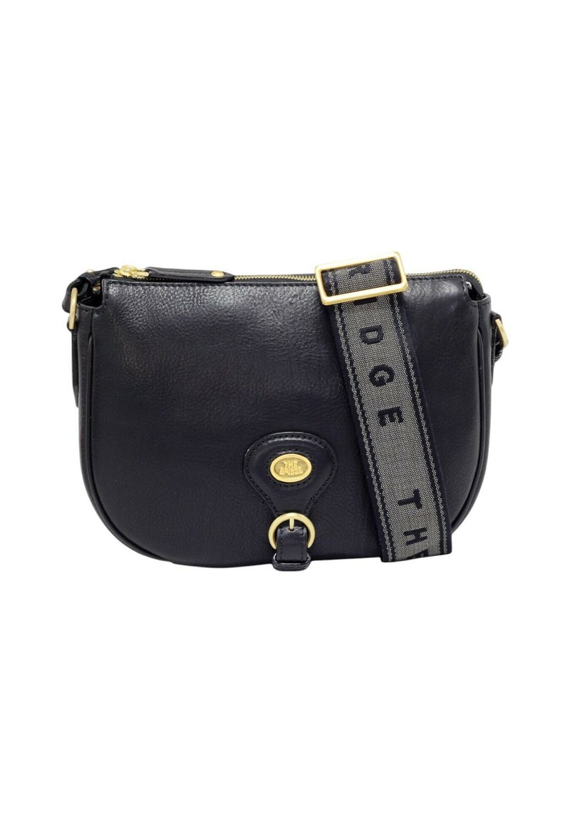 Borsa a tracolla nera in pelle con hardware dorato, chiusura con zip e tracolla in tessuto regolabile con testo nero.