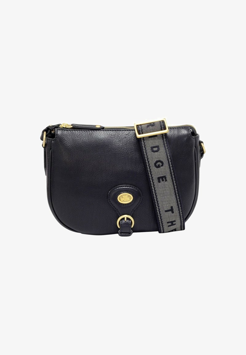 Borsa a tracolla nera in pelle con hardware dorato, chiusura con zip e tracolla in tessuto regolabile con testo nero.