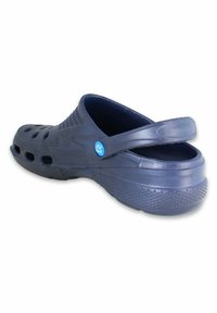 Dunkelblaue Clogs zum Hineinschlüpfen aus leichtem Kunststoff, mit Belüftungslöchern, einer strukturierten Fußbett und einem Fersenriemen für einen sicheren Halt.