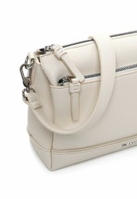 Balta ādas soma ar fakturētu apdari. Aprīkota ar divām kabatām ar rāvējslēdzēju, regulējamu plecu siksnu un sudraba metāla detaļām.