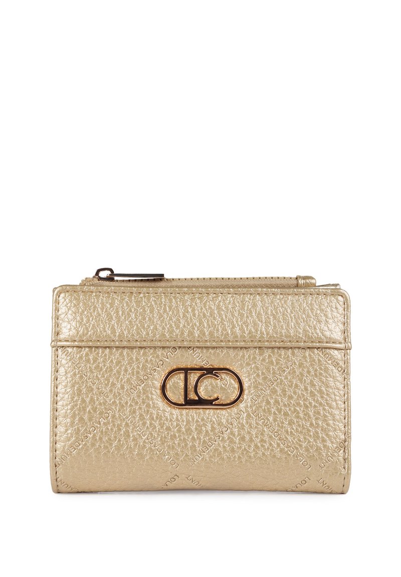 Guldfärgad plånbok med dragkedjestängning, med en framträdande logotyp och präglat mönster. Kompakt rektangulär form med släta accenter.