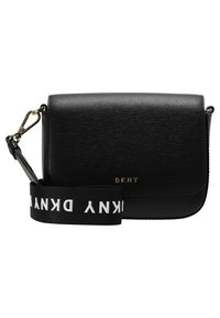 Borsa a tracolla in pelle nera testurizzata con chiusura a patta, fibbia dorata e ampia tracolla nera con loghi bianchi DKNY.