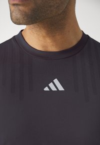 adidas Performance HIIT WORKOUT AIRCHILL  - Sport T-Shirt - dark purple