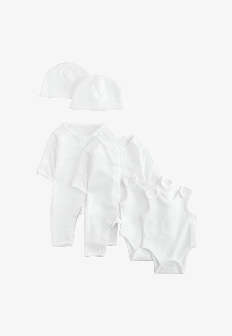 Dwie białe niemowlęce czapeczki, dwa długie kombinezony z nogawkami oraz dwa bezrękawniki ułożone na białym tle.