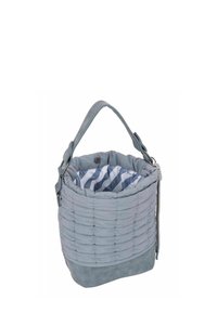 Sac seau gris matelassé avec poignée rembourrée, intérieur en tissu rayé et fermeture à bouton-pression, présenté en position verticale sur fond blanc.