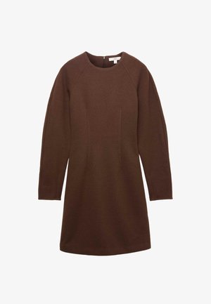 Bruine lange mouw jurk gemaakt van een gestructureerde stof, met een ronde halslijn, twee voorzakken en een ritssluiting op de rug.