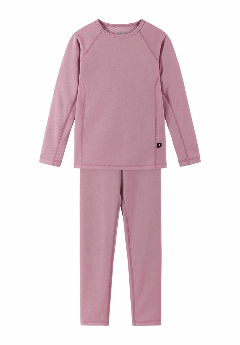 Różowa bluzka z długim rękawem oraz dopasowane legginsy wykonane z teksturowanej tkaniny. Model z raglanowymi rękawami i kontrastowymi szwami. Zawiera subtelne detale z logo.