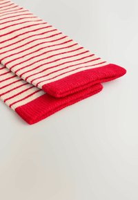 Calcetines rayados en rojo y blanco roto con una textura de punto, con puños rojos sólidos en cada extremo. Tela suave, diseño casual.