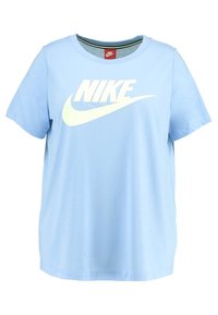 Ljust blå bomullströja med rund hals, korta ärmar och en stor vit Nike-logotyp tryckt på framsidan.