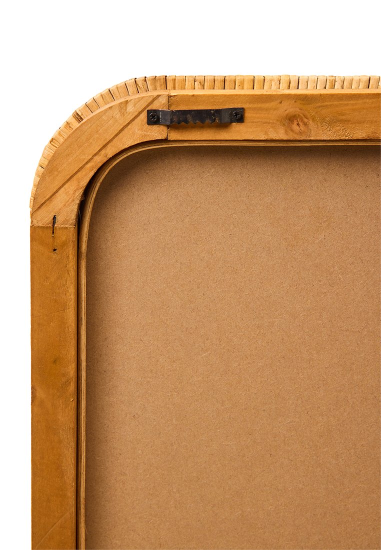 Holzbilderrahmen mit abgerundeten Ecken, mit einer natürlichen Oberfläche, strukturiertem Rand und schwarzem Metall-Aufhängematerial. Einfache braune Rückseite.