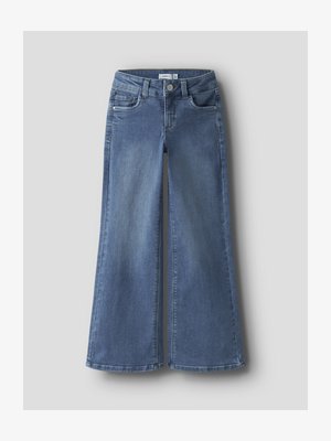 Plaša piegriezuma džinsi vidēji zilā džinsa audumā ar pogu un rāvējslēdzēja aizdari, divām priekšējām kabatām un nelielu izbalējumu tekstūras radīšanai.