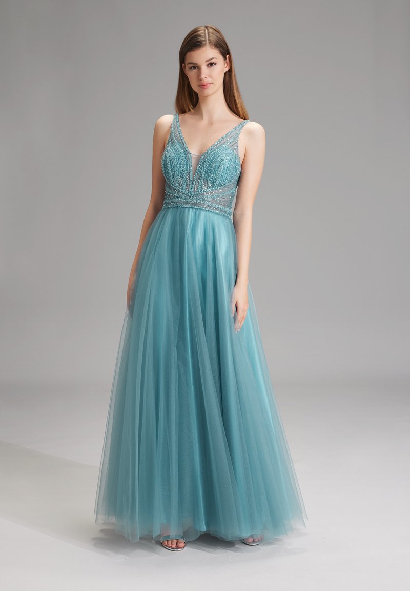 Abito da sera azzurro chiaro con un corpetto aderente decorato con perline e una gonna in tulle fluida. Presenta un profondo scollo a V e spalline regolabili.