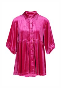 Camicetta in velluto fucsia con colletto, chiusura frontale con bottoni e maniche a sbuffo. Forma ad A con vita arricciata per maggiore ampiezza.